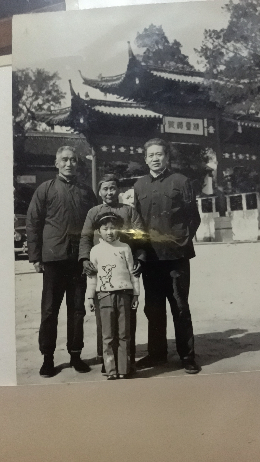 老照片背后的故事,这张照片拍摄于扬州,照片中是我的父母和叔叔 