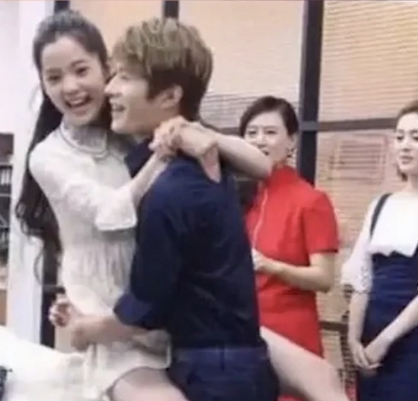 听说过公主抱和熊抱,欧阳娜娜这种属于什么抱?