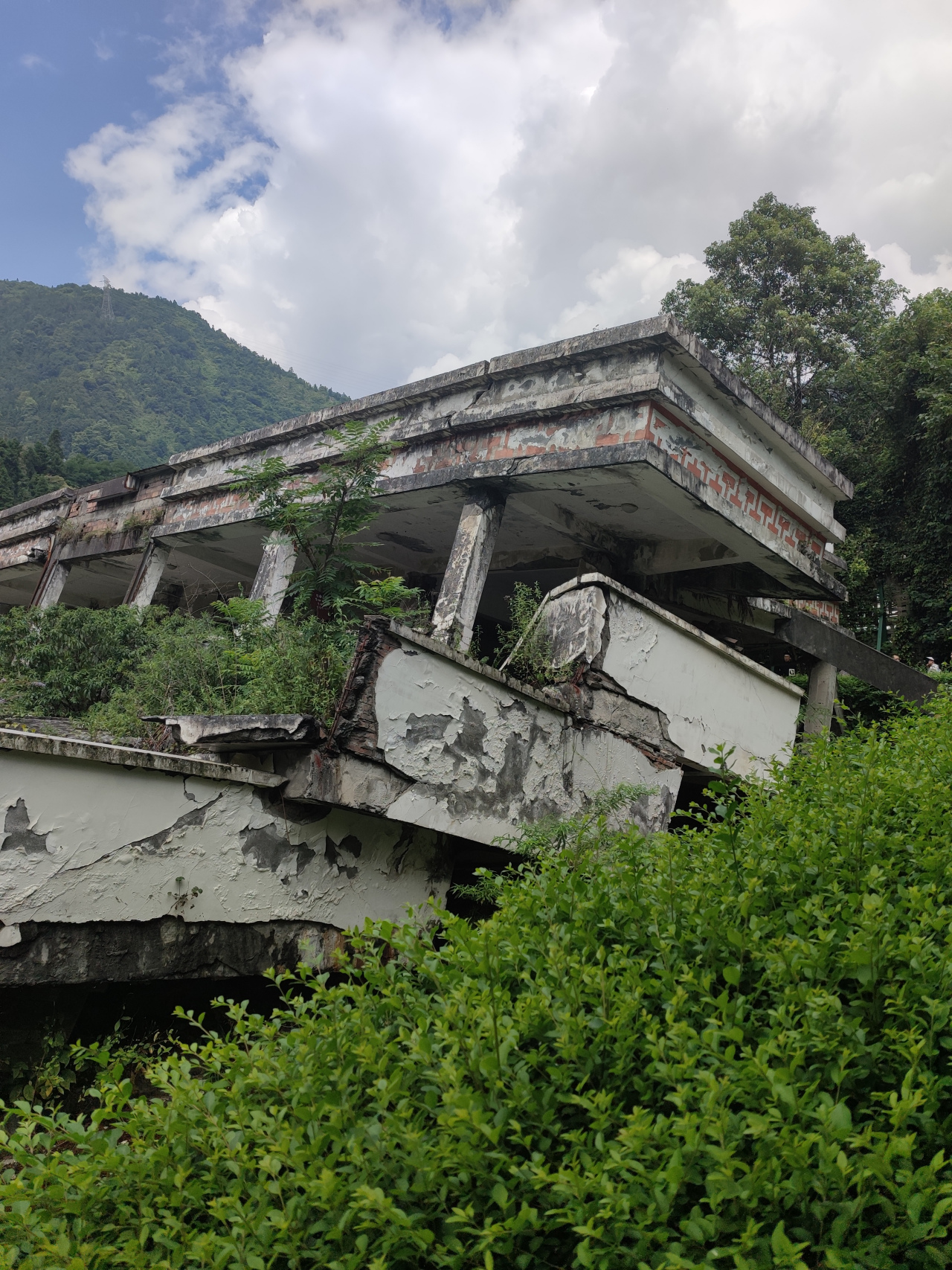 今日,我带着远道而来的父母前往汶川地震博物馆