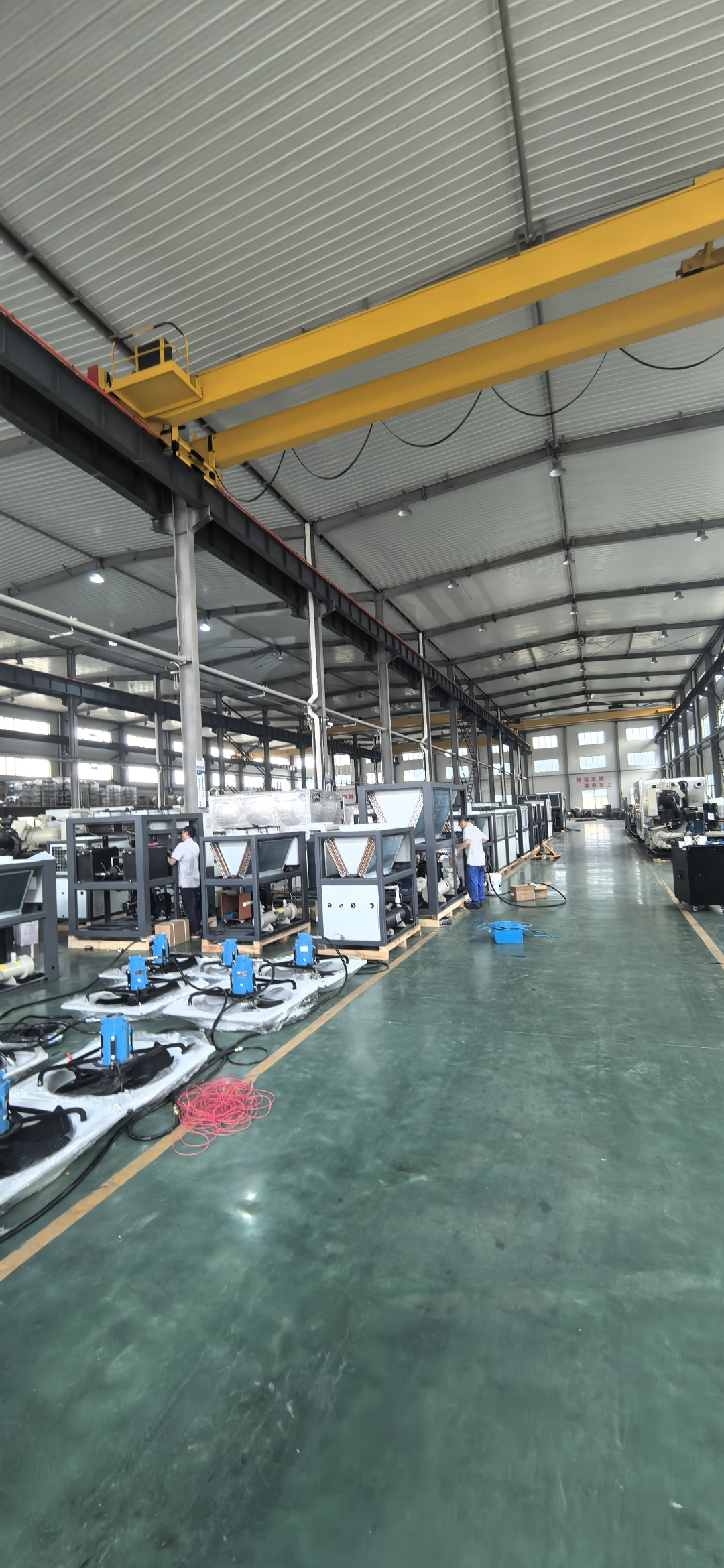 工业冷水机组产线,在工厂里,我看到一台台机器整装待发,准备投入使用.