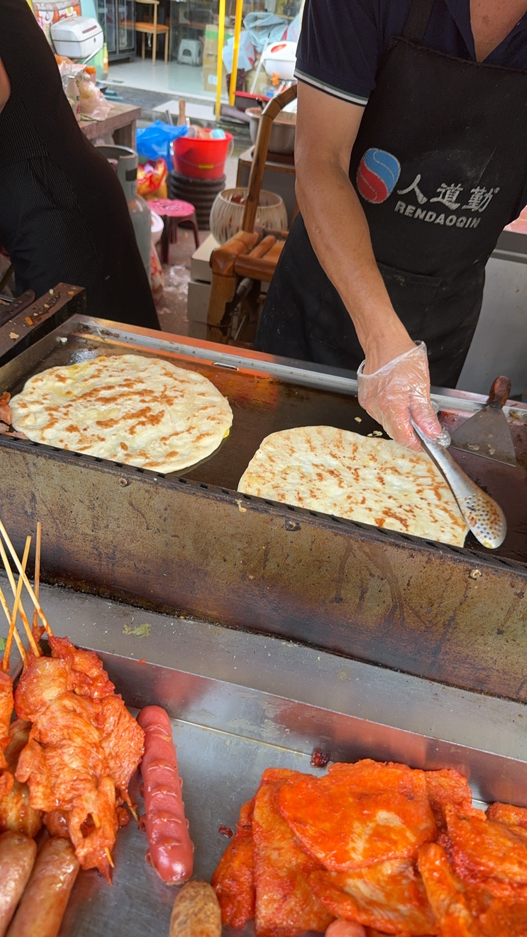 记忆里的味道 在繁忙的小吃街了藏着一家武大郎烧饼摊