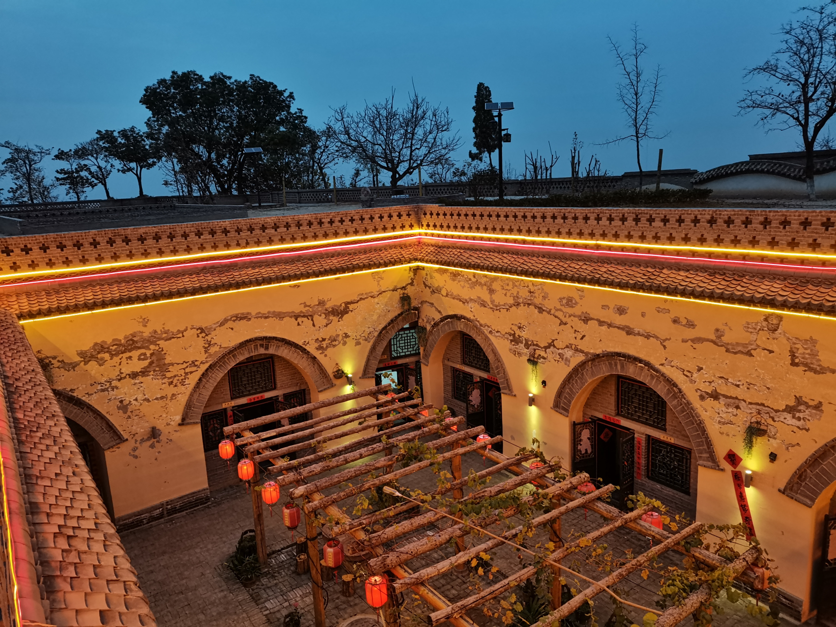 三门峡陕州区地坑院,以地下四合院而得名.
