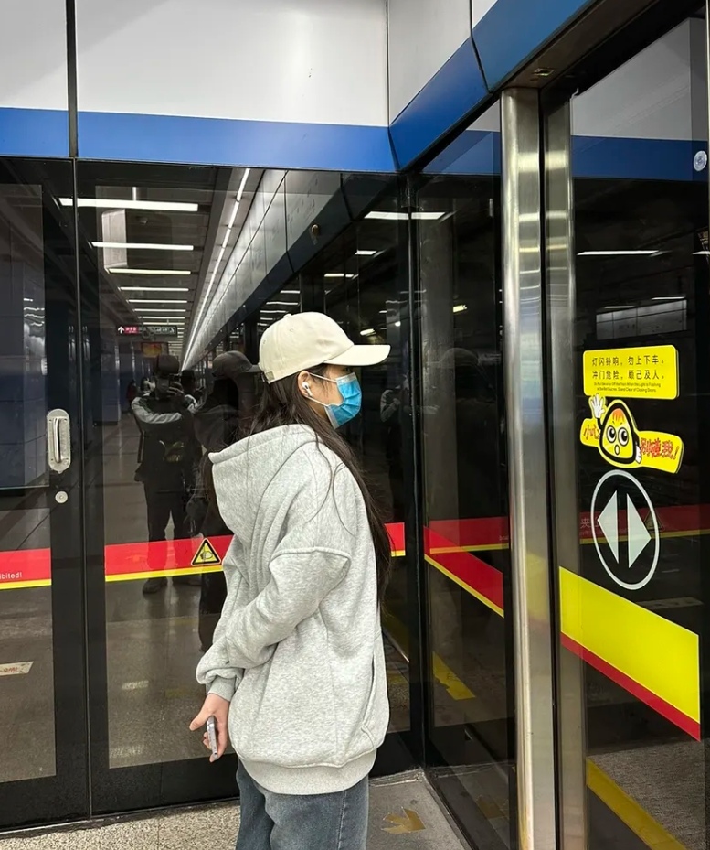 每次她骑车时,在巷口或马路交叉口,她总是骑得飞快