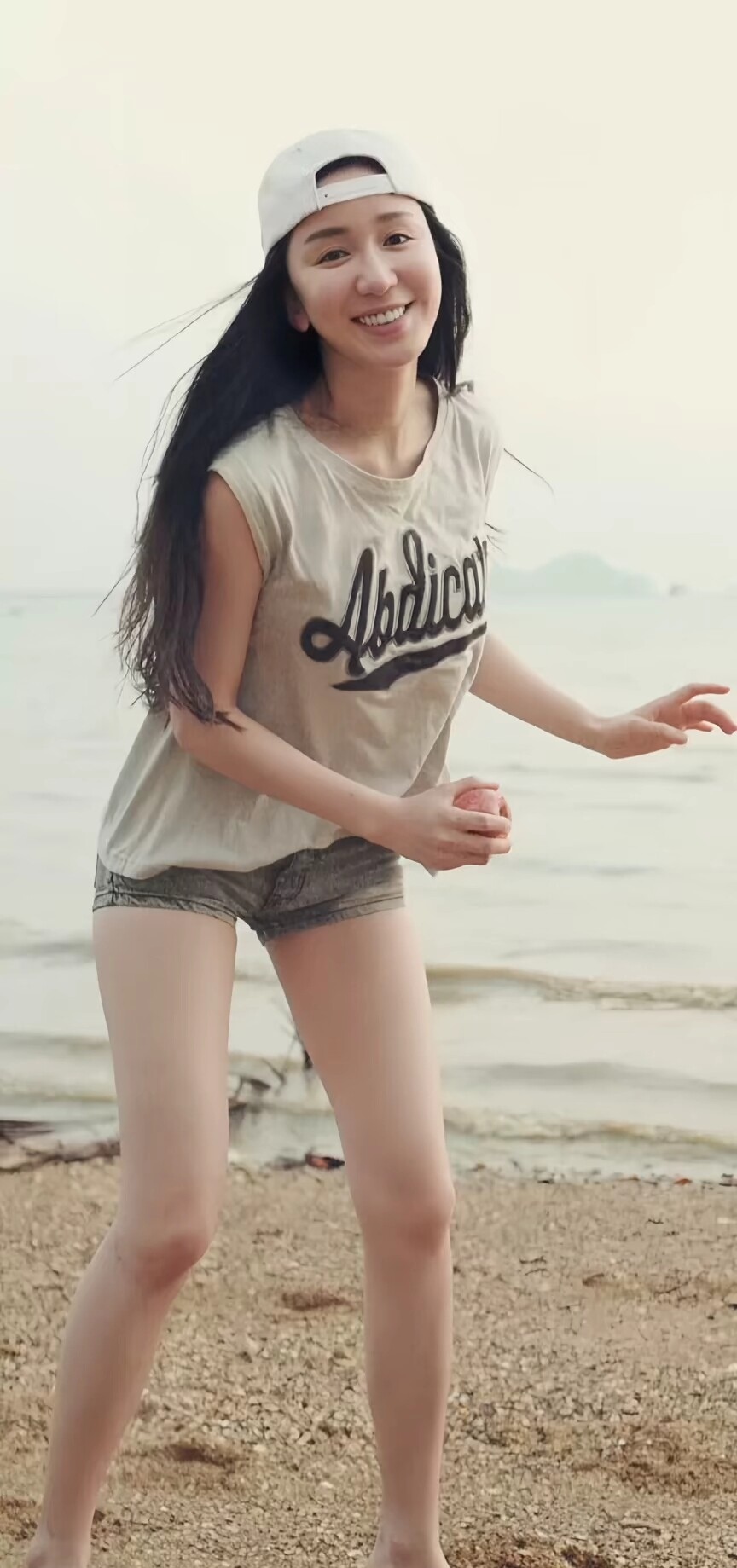 娄艺潇, 海边踏浪,夏风轻拂,尽享自由时光.