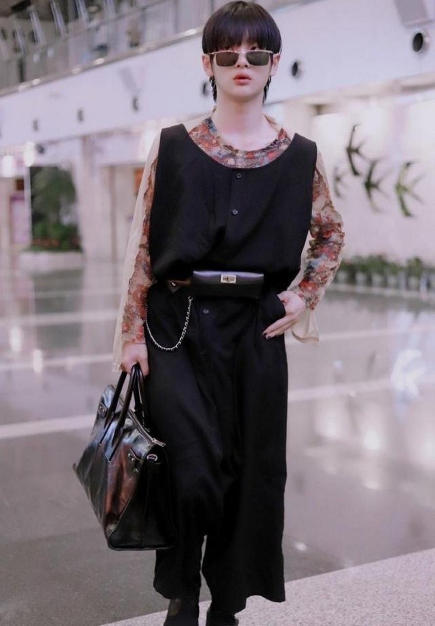 周震南这个女装穿着,不知道是公司定位,还是自己偏爱此道.