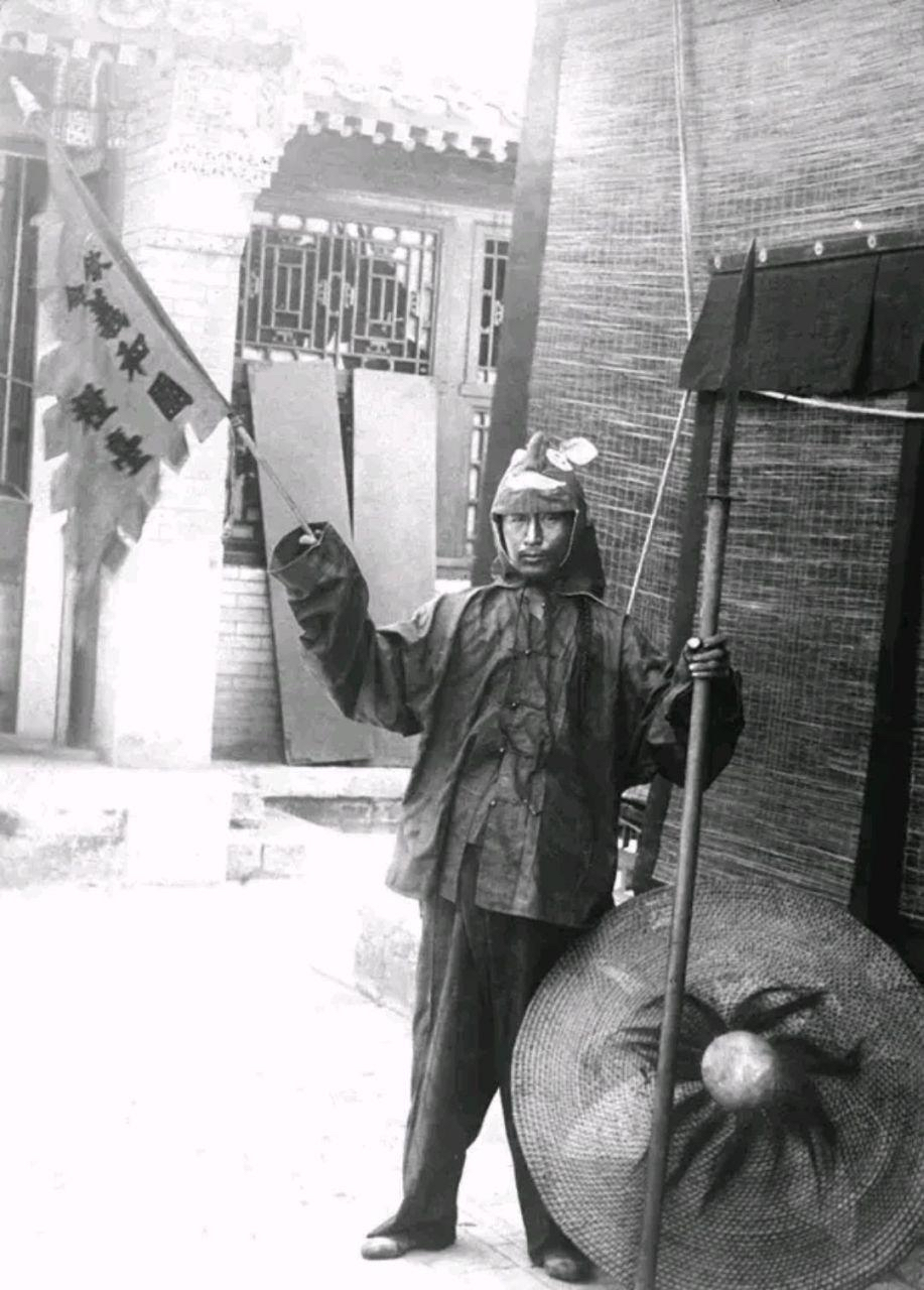 看他旗子上,写着"钦命义和团粮台".