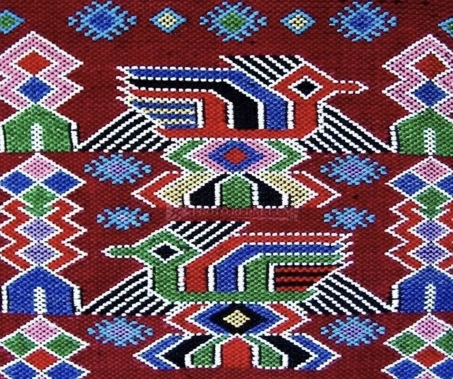 西兰卡普以丝,棉,麻为原料,主要有红,蓝,黑三种颜色.