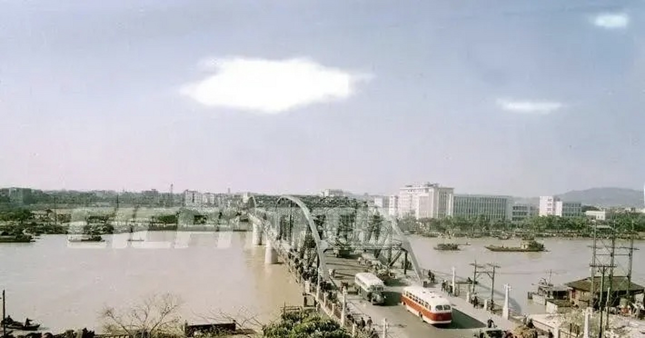 广州知多d#  1960年的广州市海珠桥照片,你分得清哪里是河南哪里是