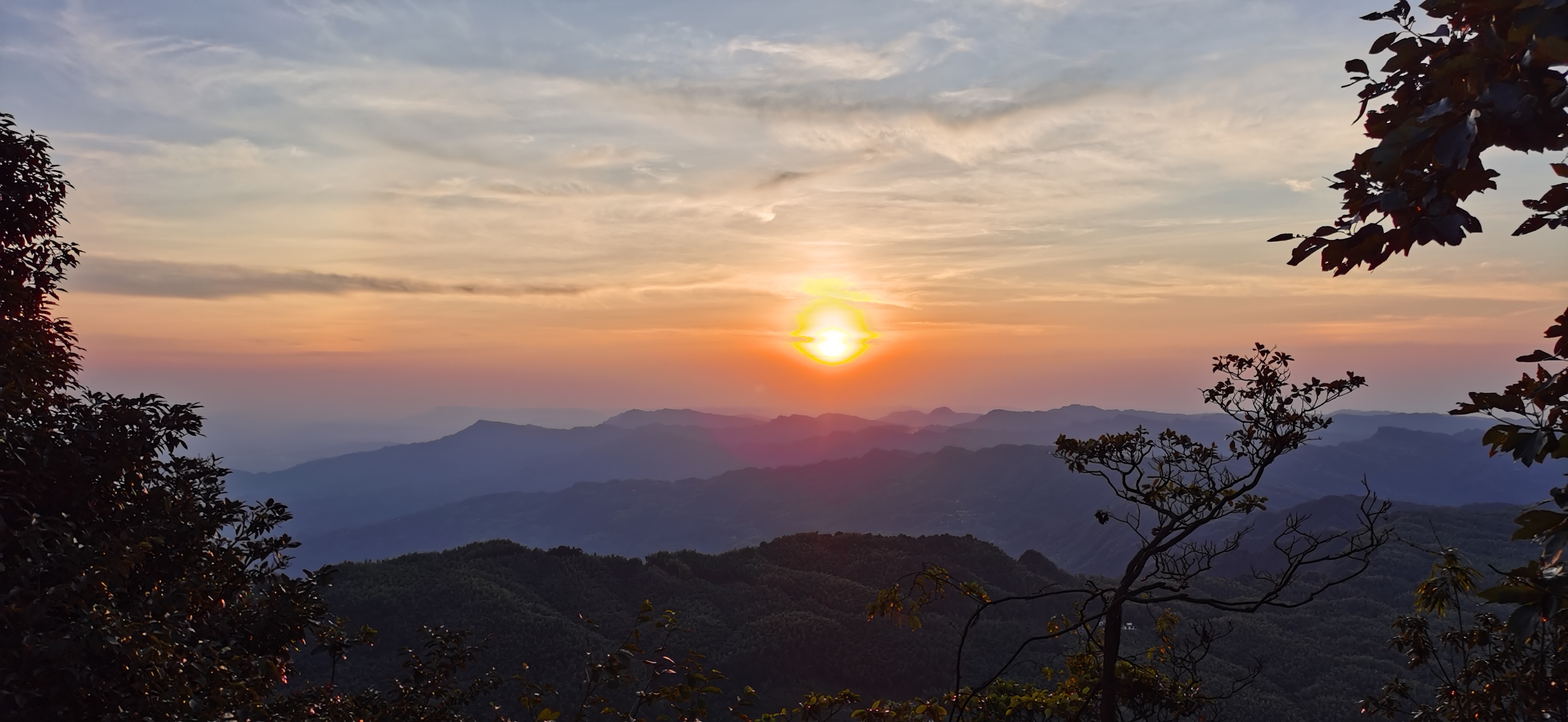 远山碧浪,静谧空灵.           2024.7.23傍晚