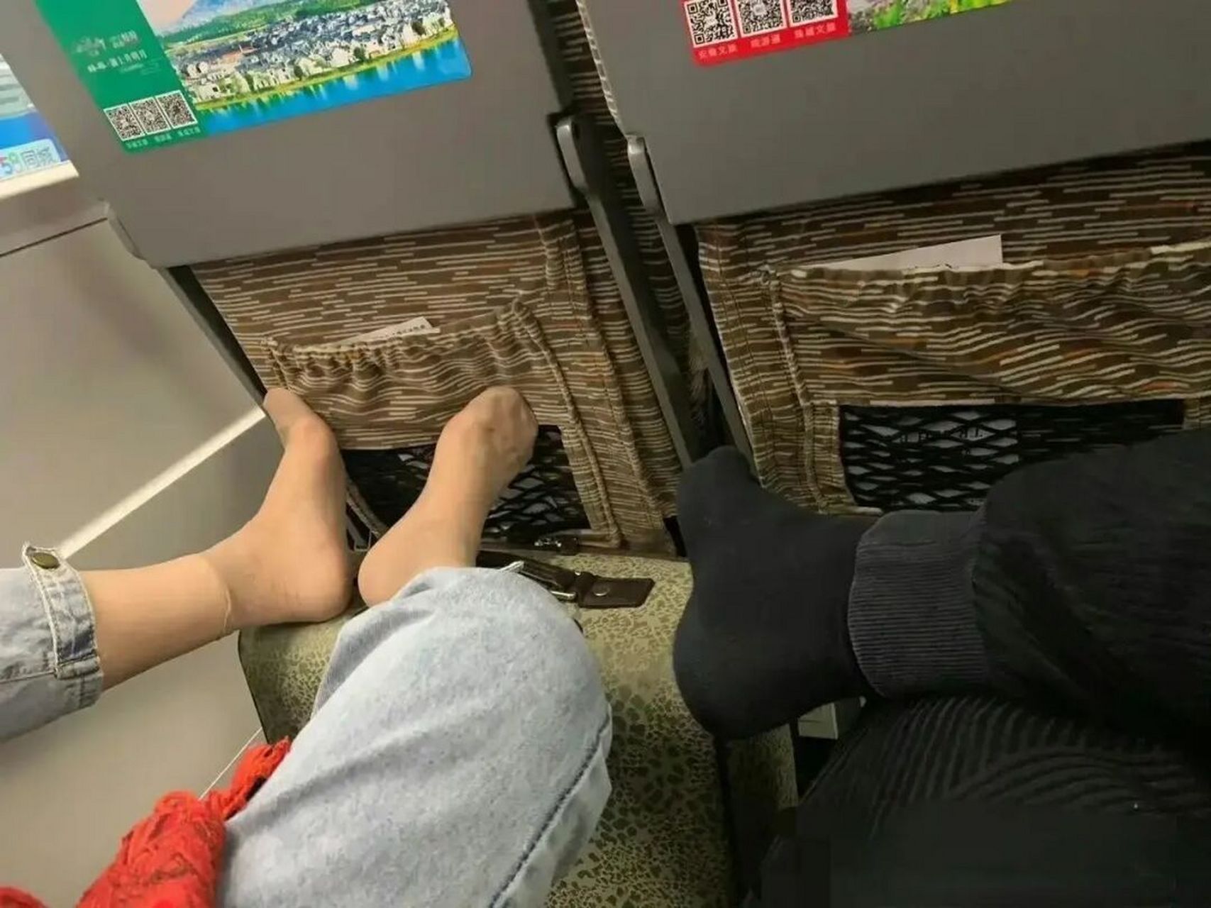 高铁遇到脱鞋的,一招感化了她.