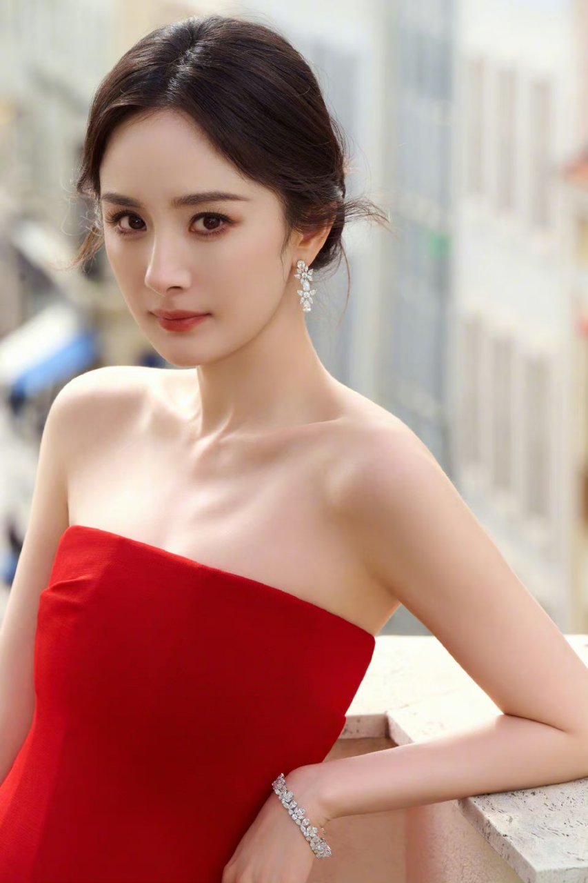 杨幂戛纳红毯晚宴的礼服,红色长裙,知性优雅,太迷人了.[色][色]