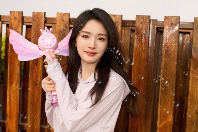 杨幂穿短裙少女感十足,粉色泡.@风趣的廖逗逗的动态