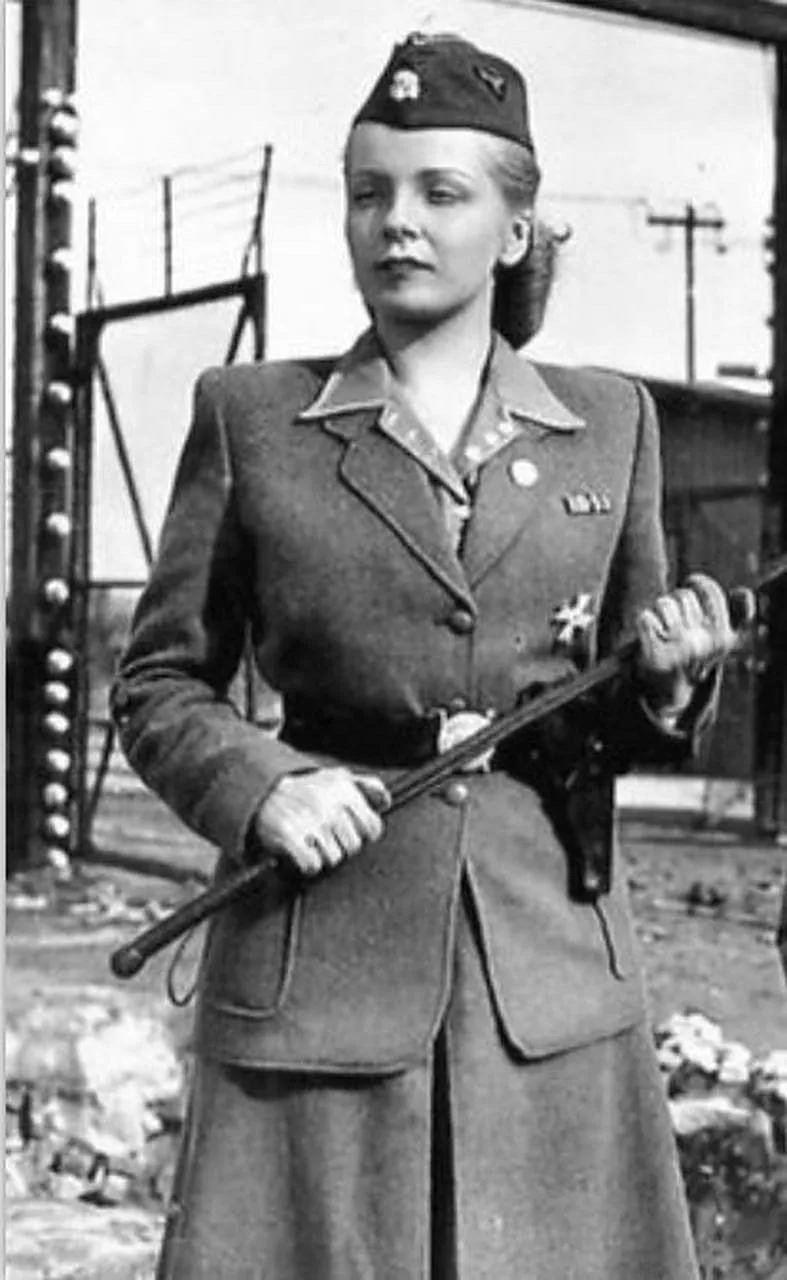 1946年,一名纳粹女看守的头被套进绞索前的照片.