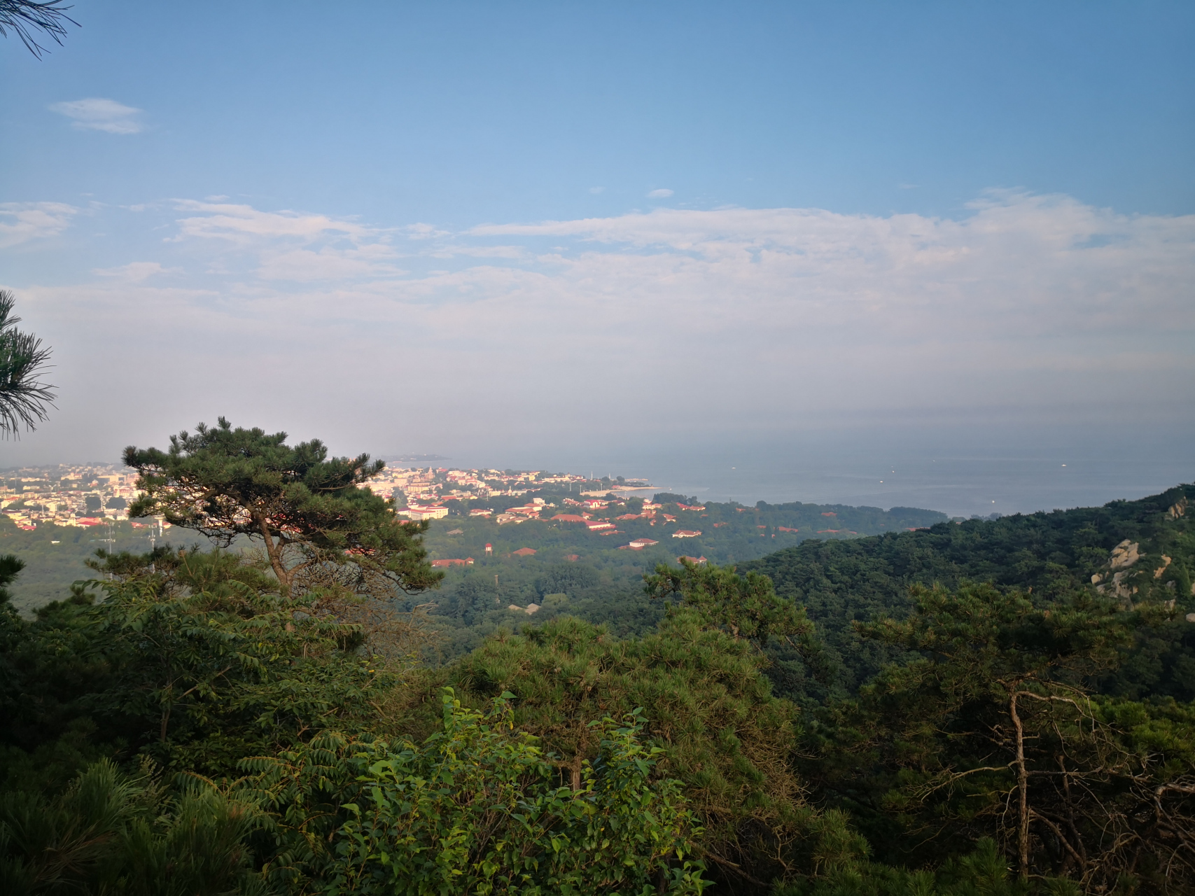 登联峰山尽收北戴河和南戴河.