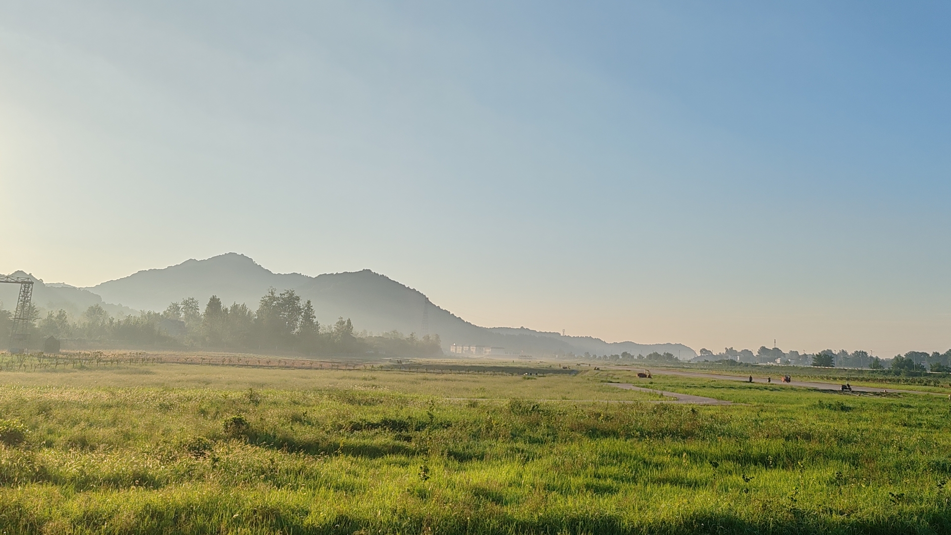 清凉一夏徽常解暑# 安徽六安独山小镇,晨雾薄如烟,河水明如镜,野草绿