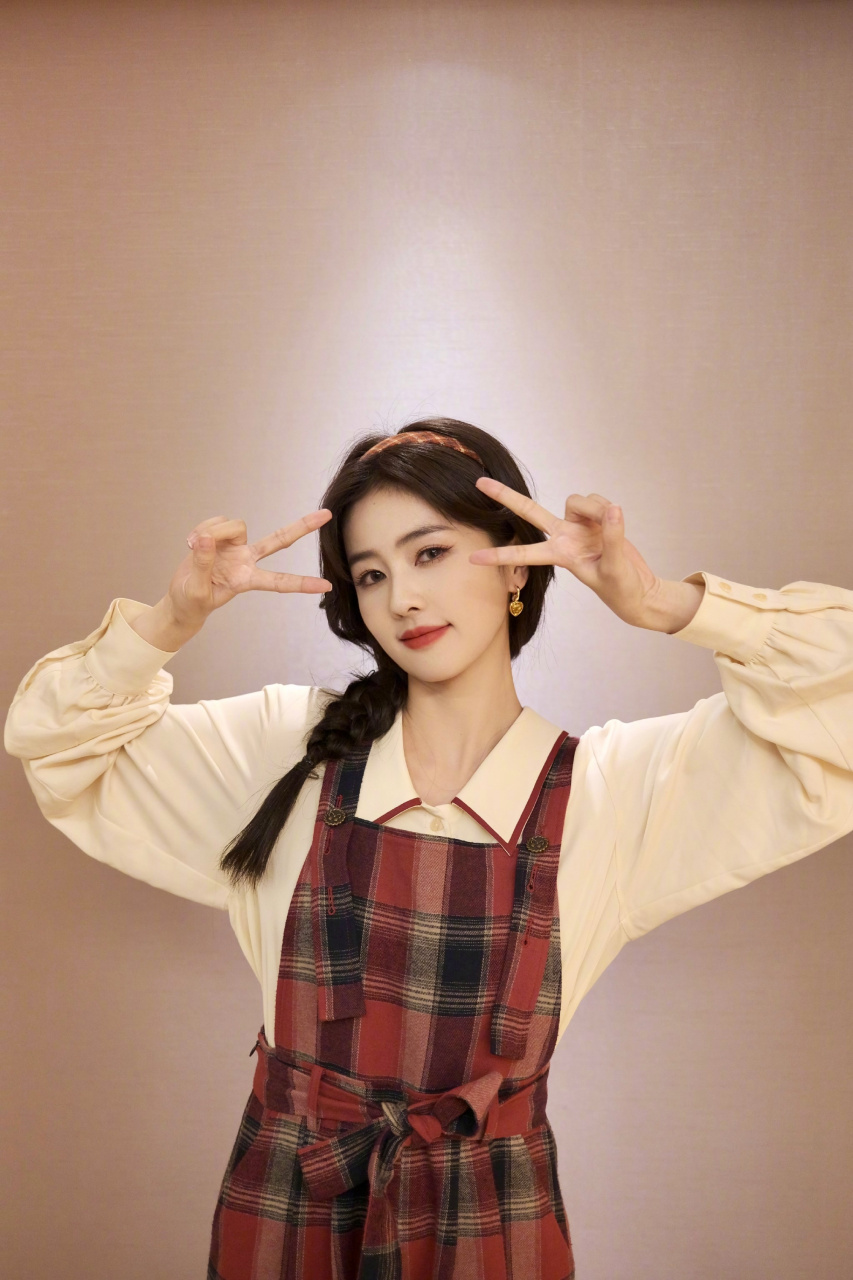 身穿白色衬衫与红色格子裙的少女白鹿,洋溢着青春的气息,扎起的马尾辫