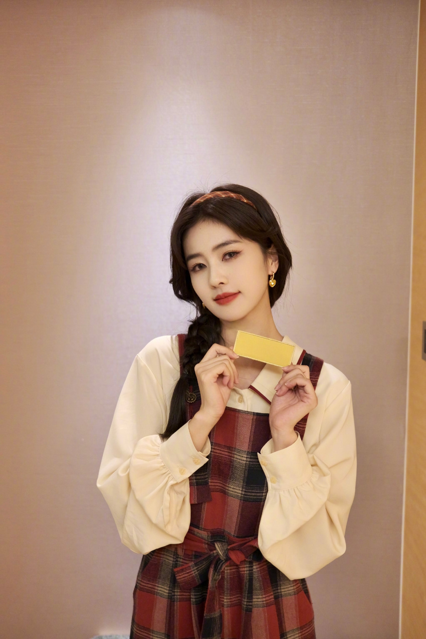 身穿白色衬衫与红色格子裙的少女白鹿,洋溢着青春的气息,扎起的马尾辫