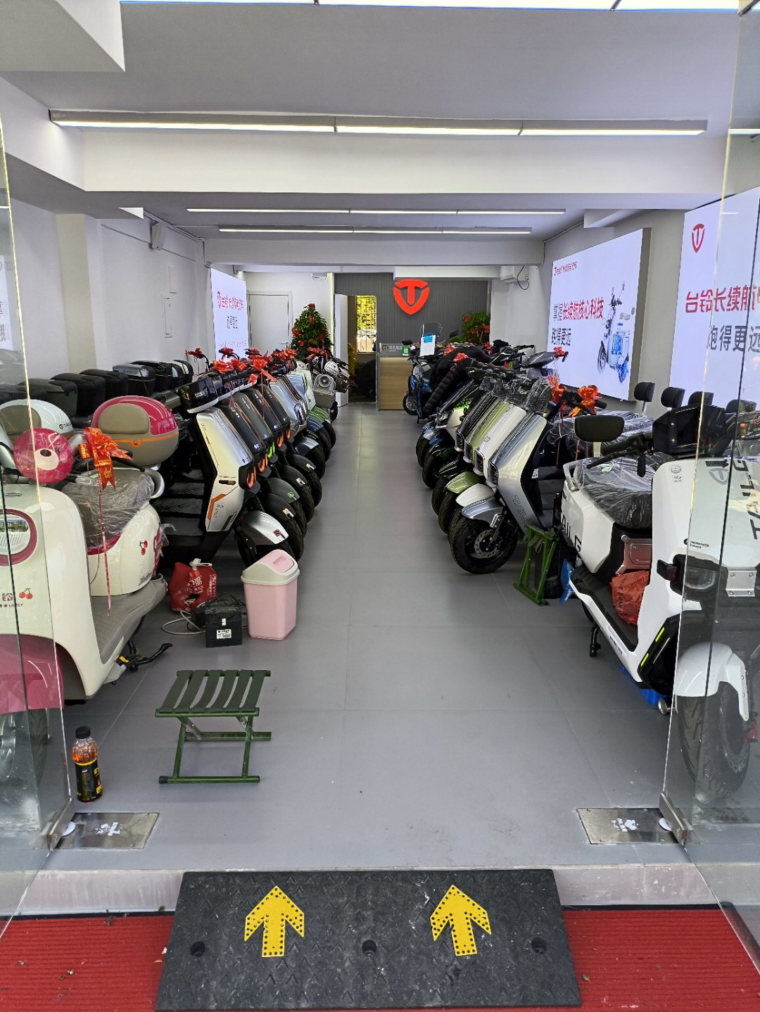 推荐一家特别火爆的一家电动车车行,这里不仅有全新电动车,还有大量