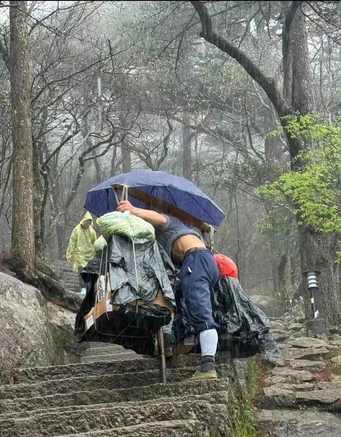 背东西上山的图片图片