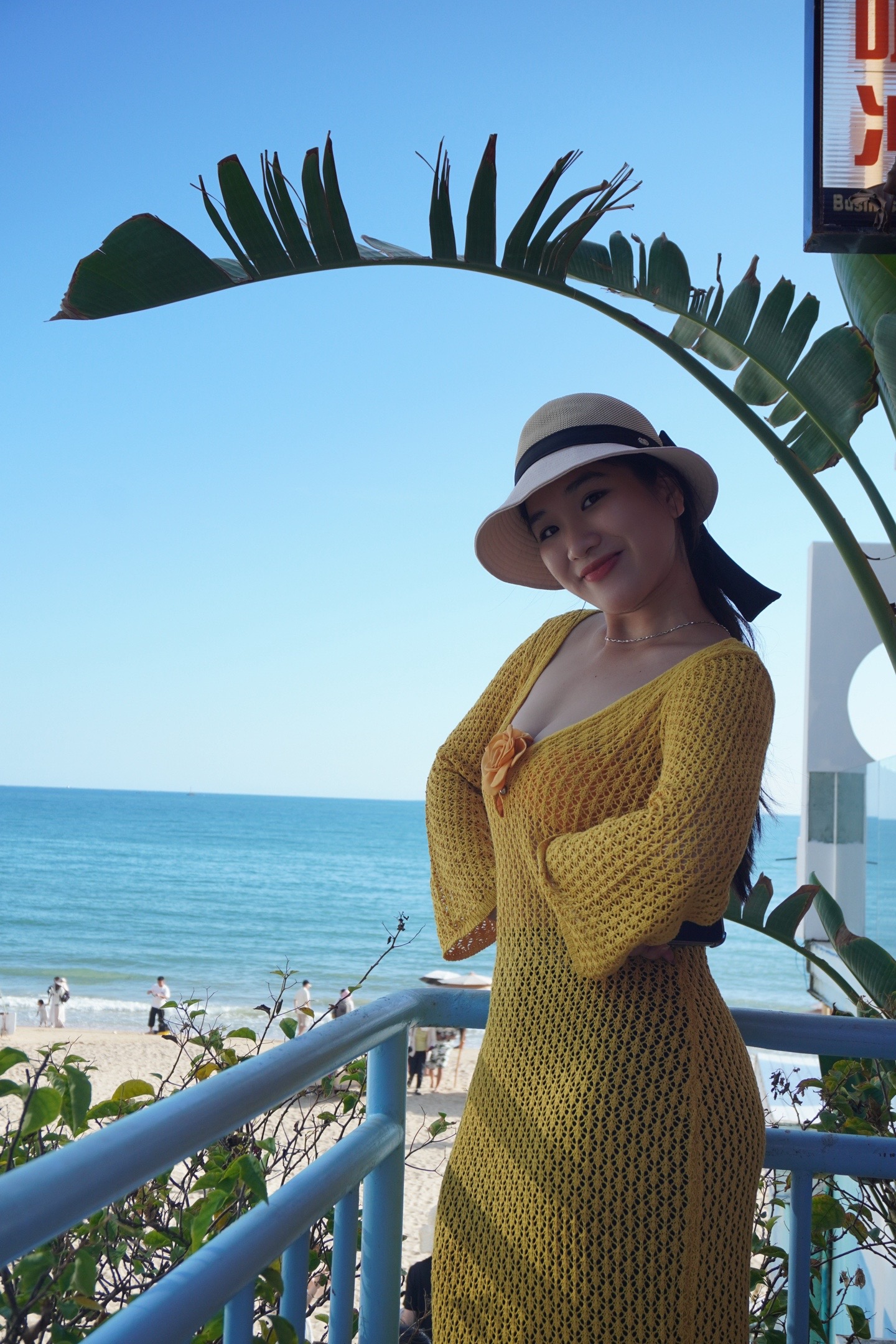 炎热的夏天,海南美女在三亚海边拍摄性感写真#清凉夏日出游计划