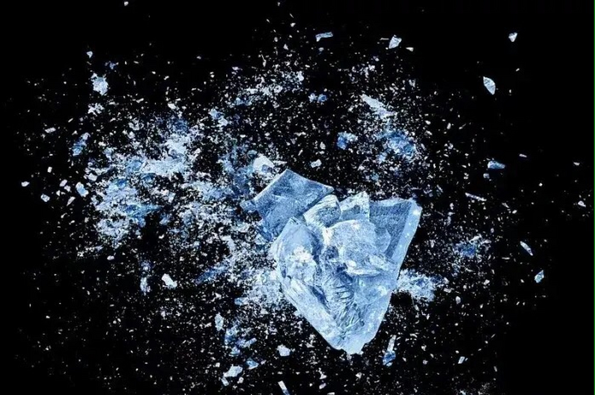 同学聚会上,同学起哄让男班长和班花喝交杯酒,班花怒摔酒杯离去!