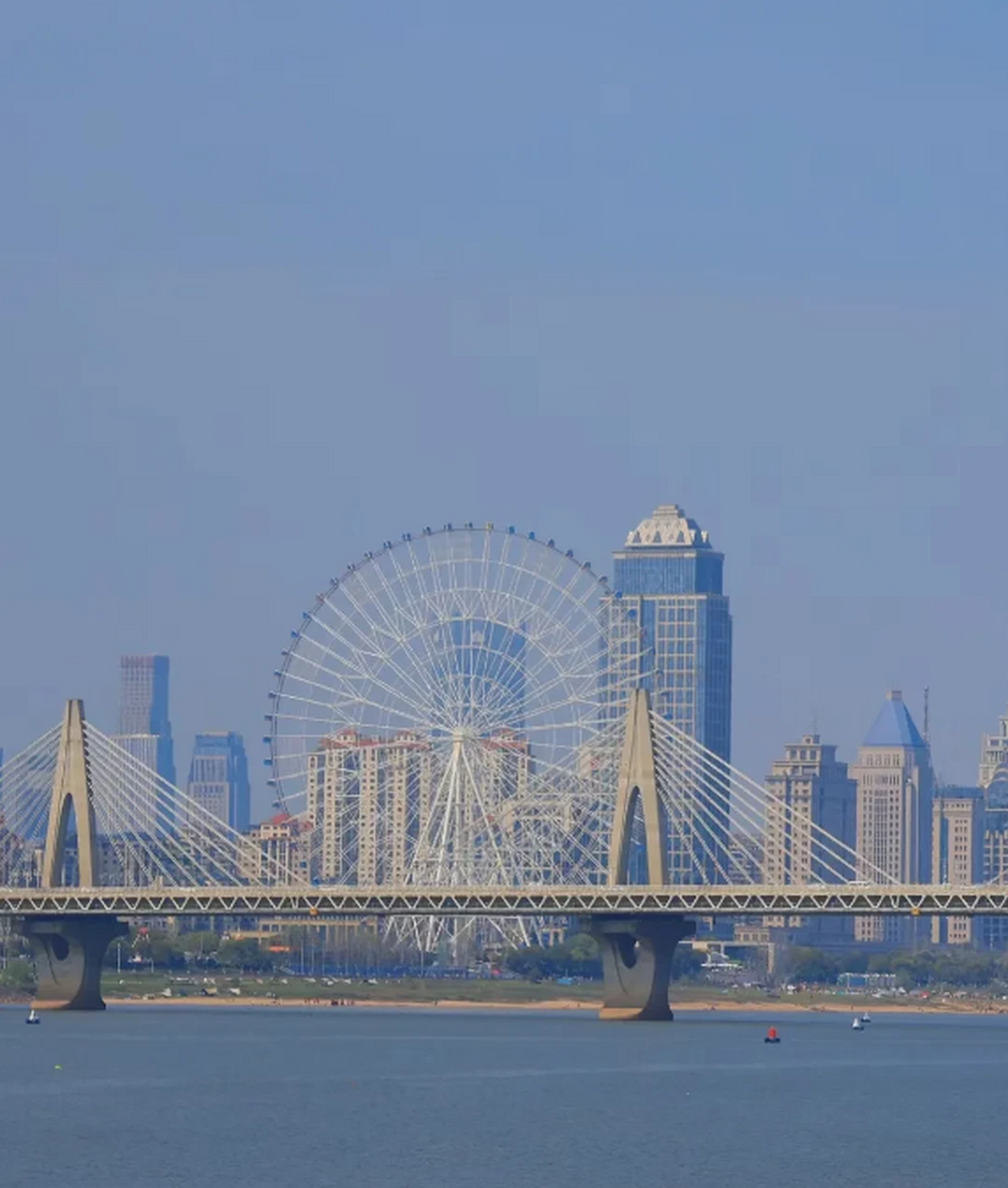 在南昌,有一个地方,它不是海,却有着"海边"公路的美誉,它就是朝阳江滩