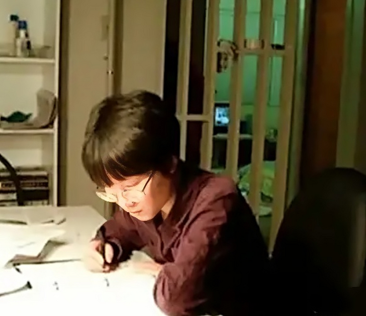 陈丹蕾和何磊发生了激烈的争吵,冲动下,何磊说了一句:"丈夫有外遇是