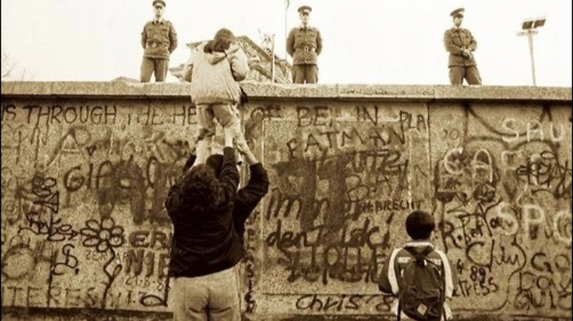 1989年2月,20岁的东德青年克里斯·格夫洛伊与同伴试图翻过柏林墙逃往