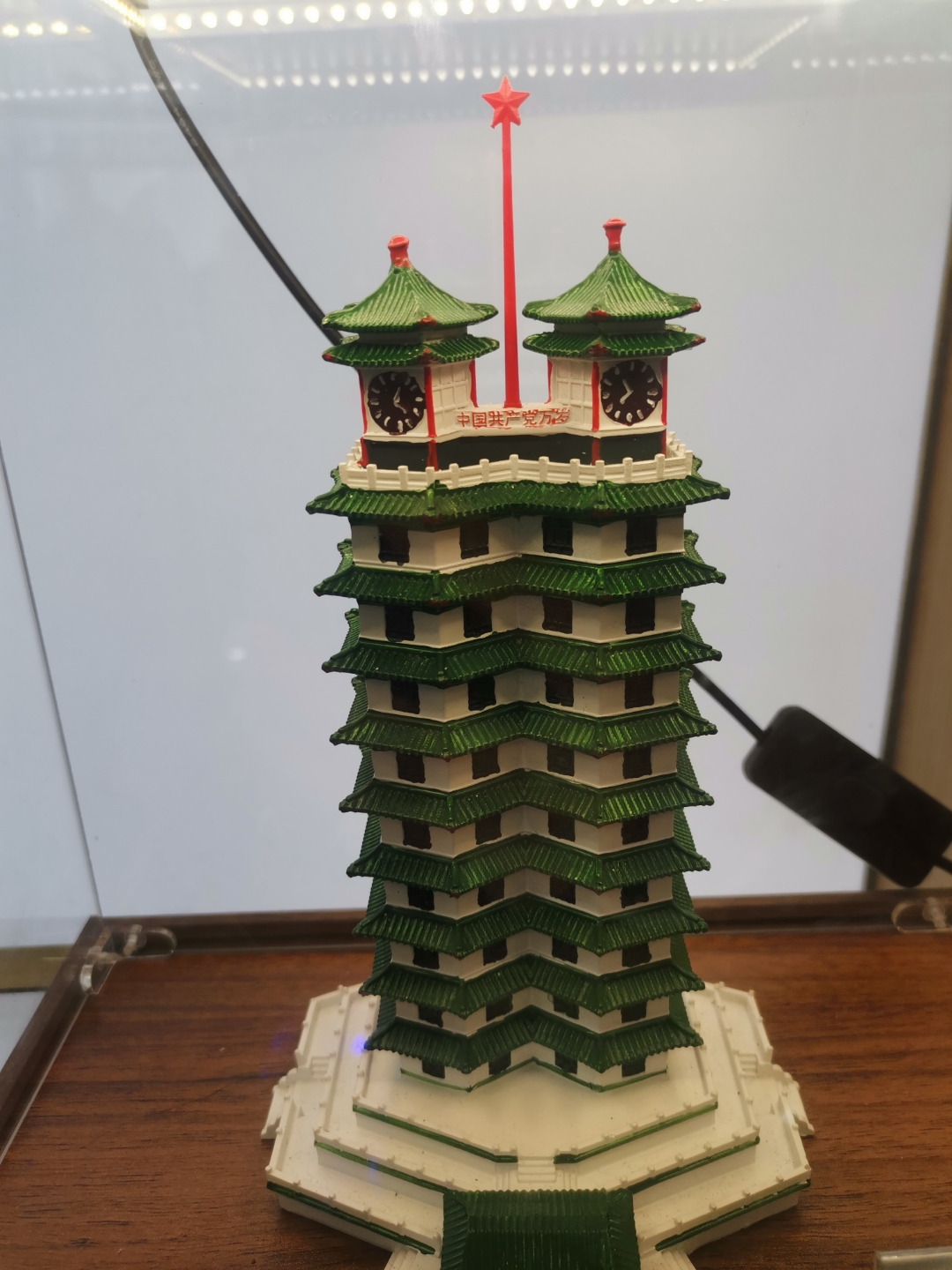 接近中午的温度还很适宜, 不冷不热, 我带着儿子去二七纪念塔参观