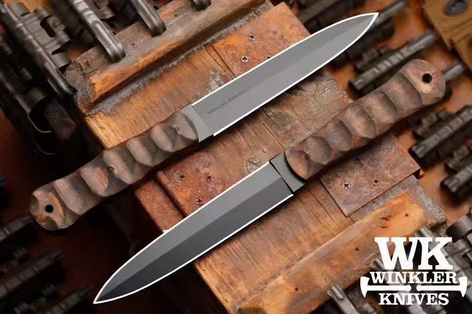 🔪🌲 这把独特的刀【温克勒狂人直刀】,静静躺在木桌上,仿佛诉说