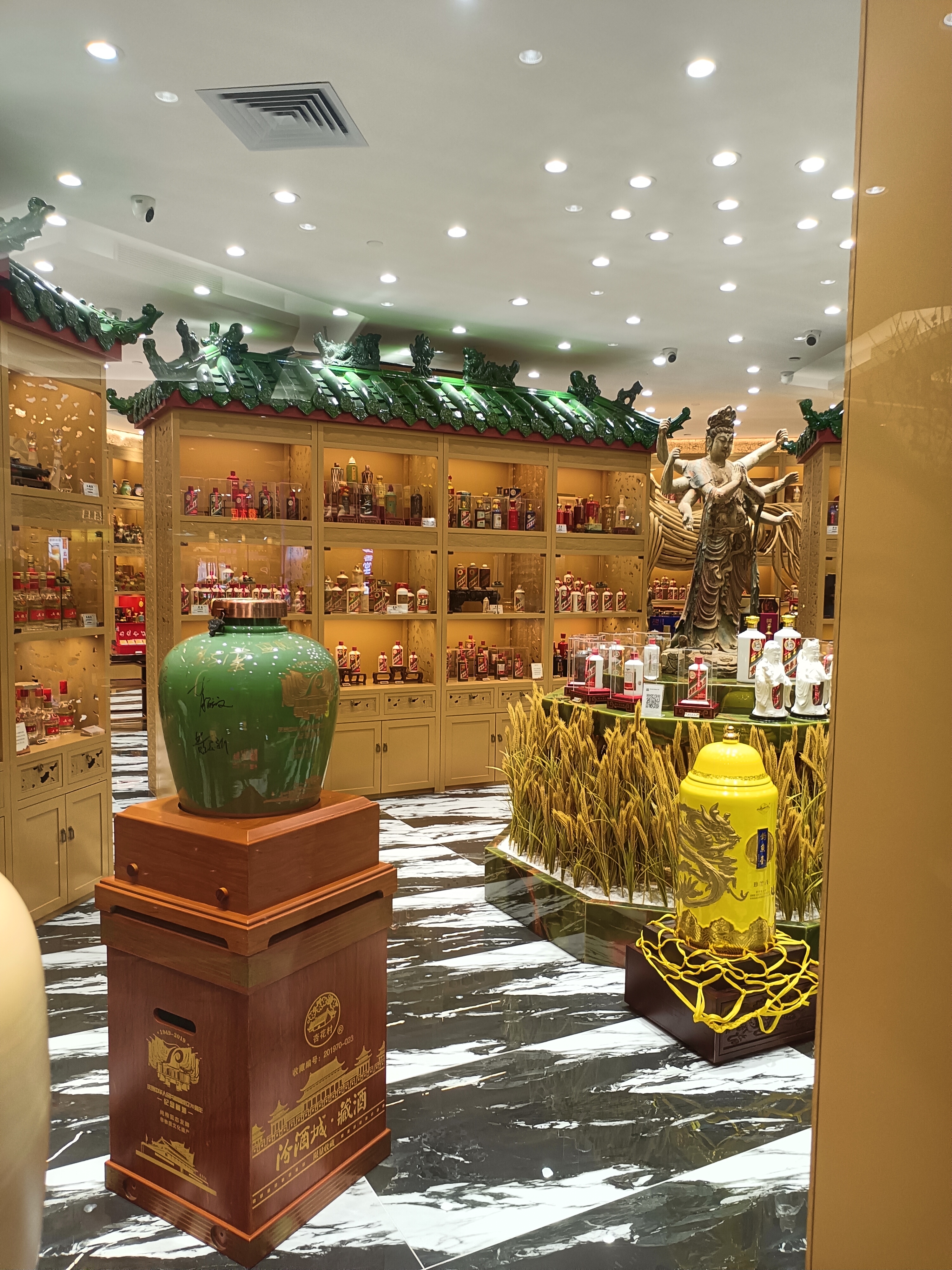 古镇的石板路上,岁月悠悠,仿佛能听见历史的回响