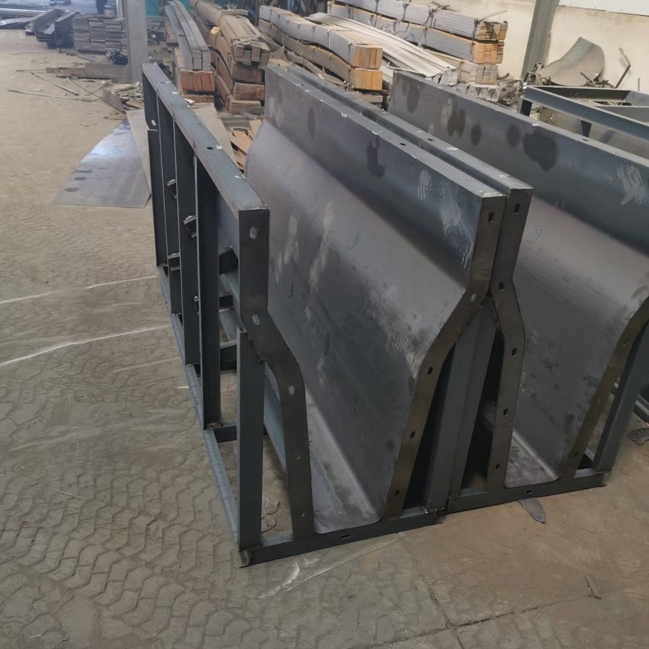 桥梁防撞墙钢模具,防撞护栏钢模具,防撞护栏钢模板,中央隔离带模板
