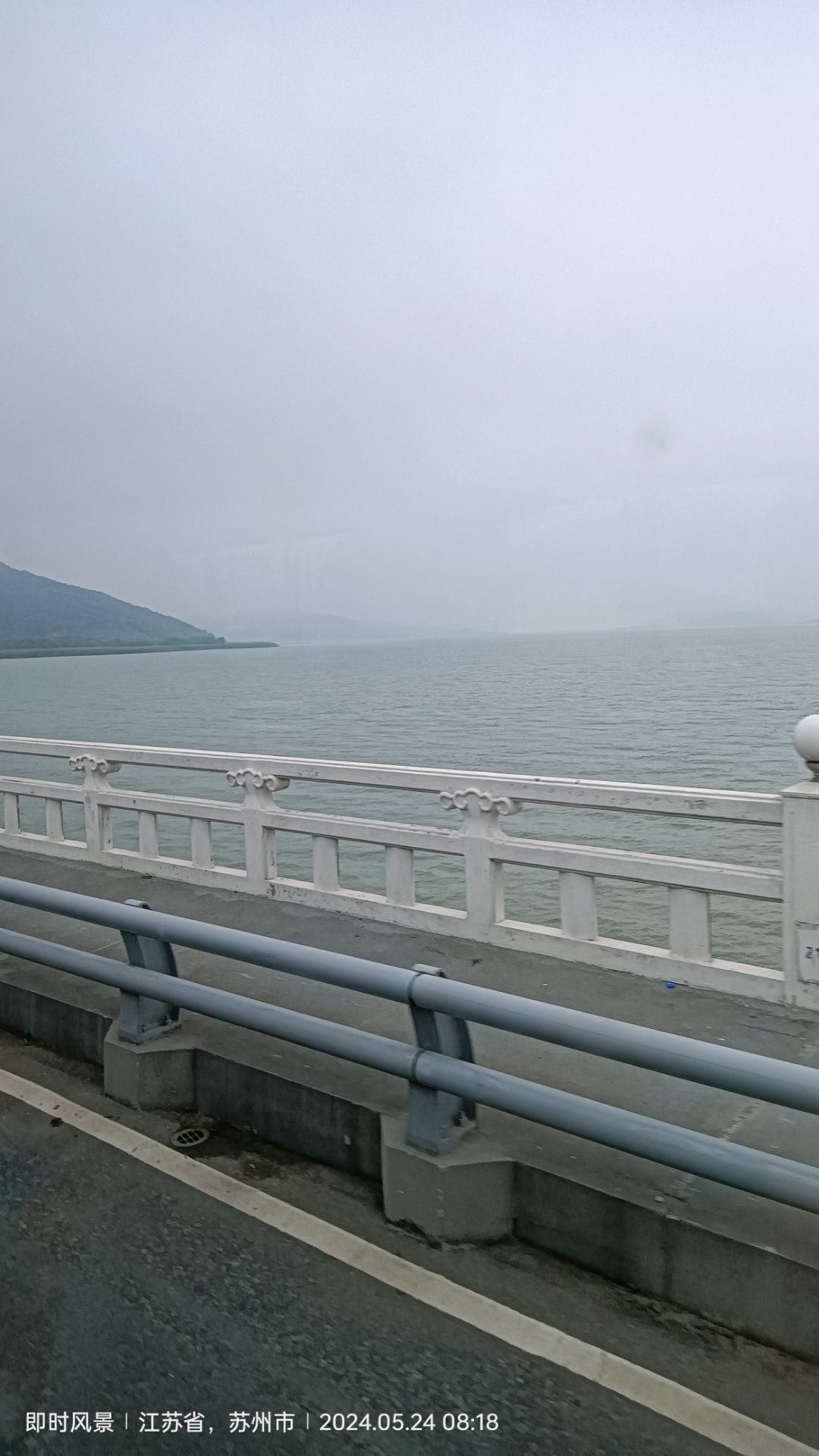 洁白的桥梁宛如一条丝带,飘落在宁静的海面上.