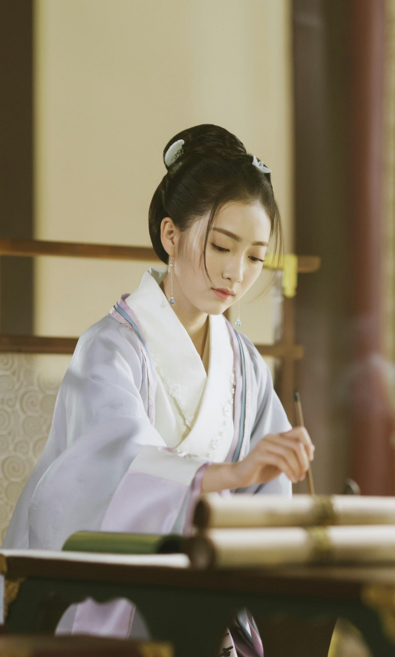 电视剧东宫中的赵瑟瑟也是一个可怜人,本也是重臣嫡女,为了嫁给李承鄞