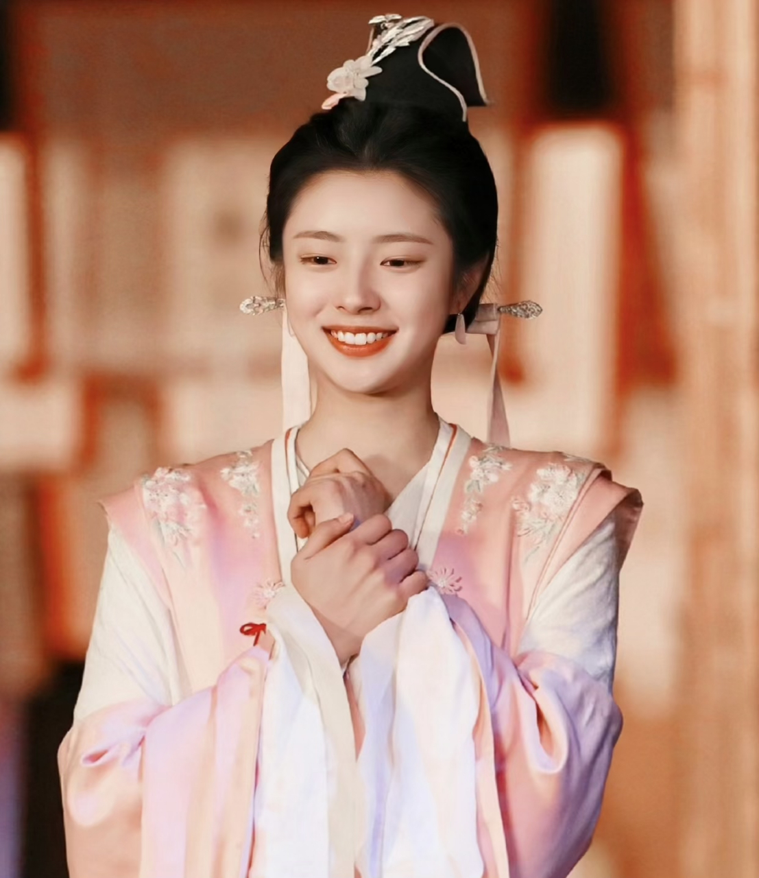 徐若晗的古装造型惊为天人啊,姐姐貌似是第一次拍古装剧吧,好美呀,求