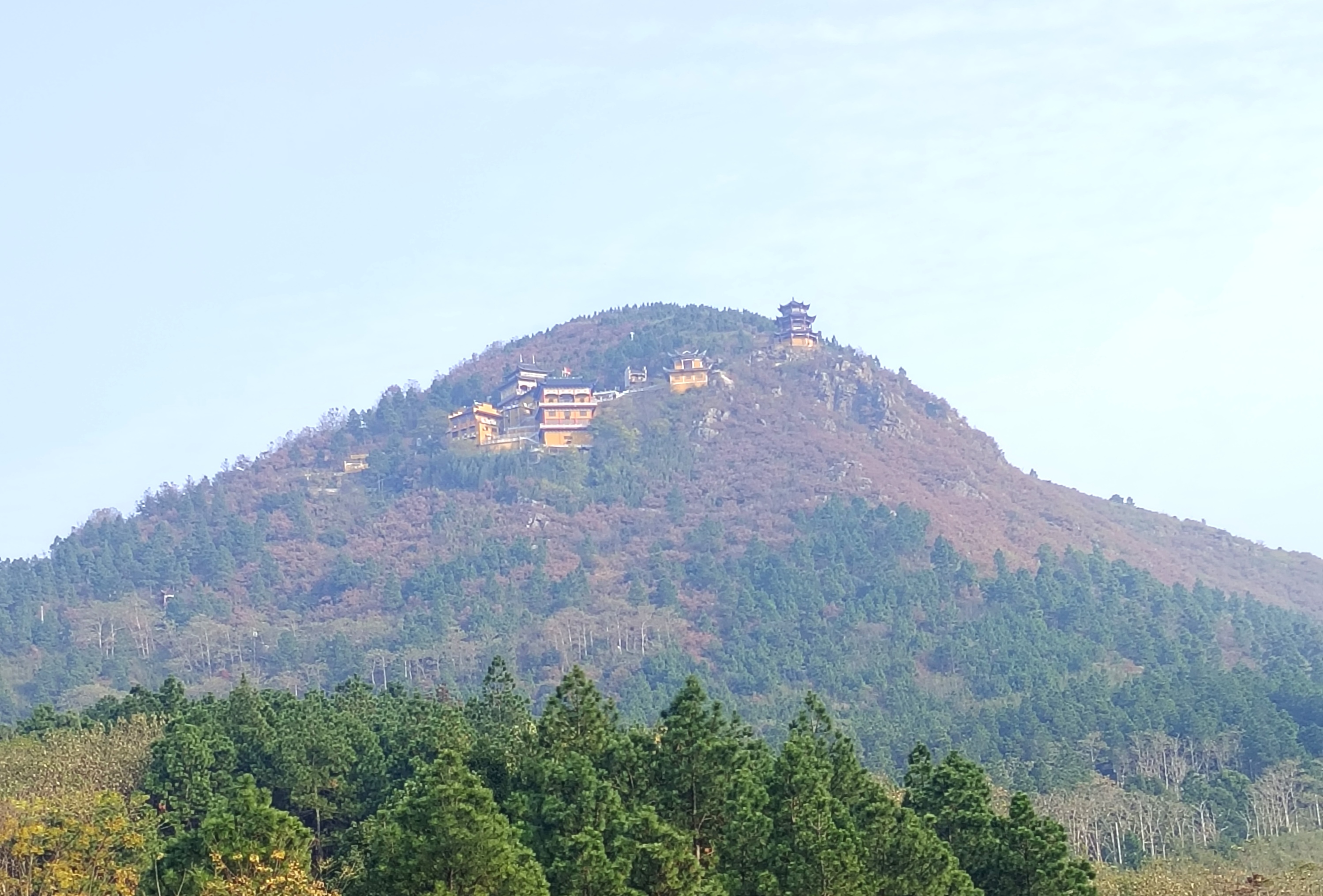 珩琅山孤峰鹤立,与敬亭山遥遥相望,古宣州八景之一,今属芜湖湾沚区