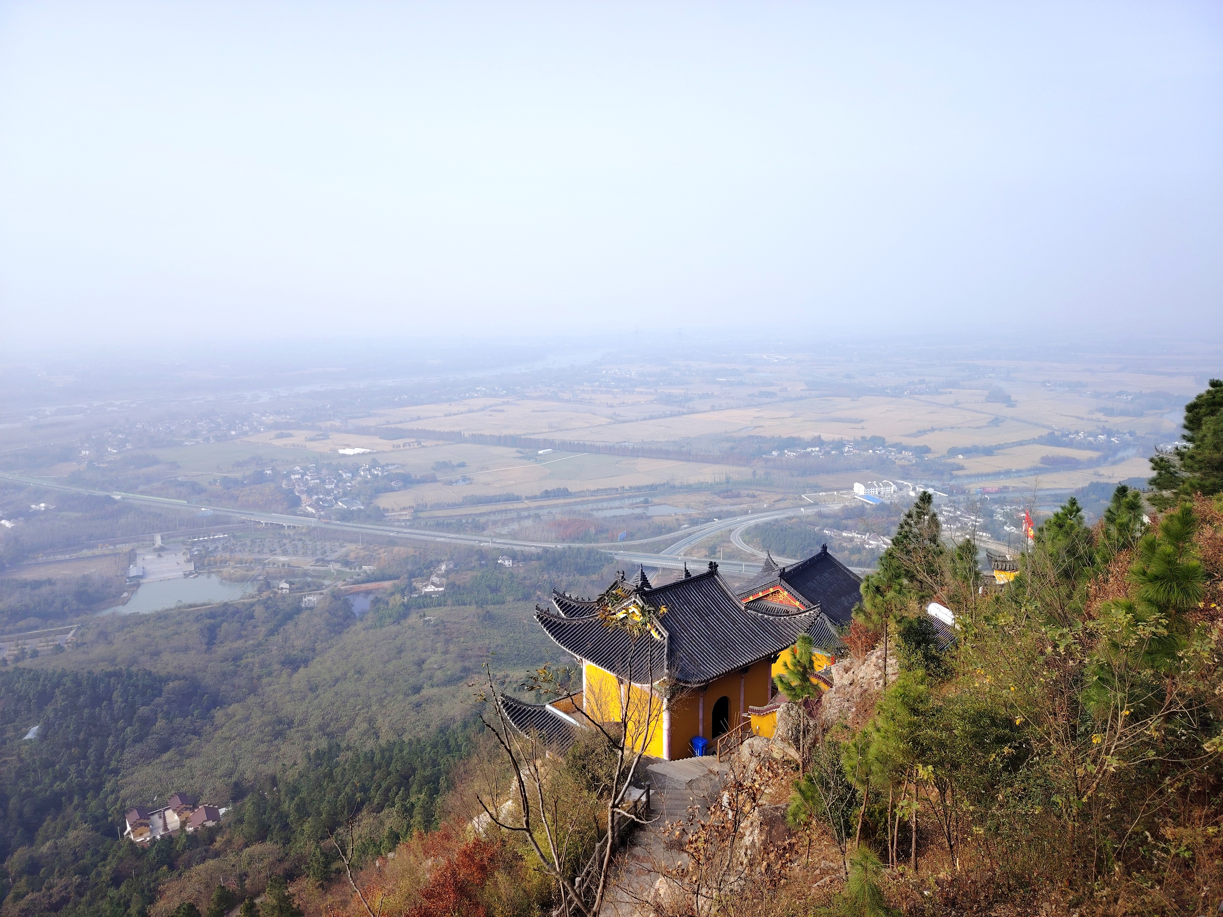 珩琅山孤峰鹤立,与敬亭山遥遥相望,古宣州八景之一,今属芜湖湾沚区