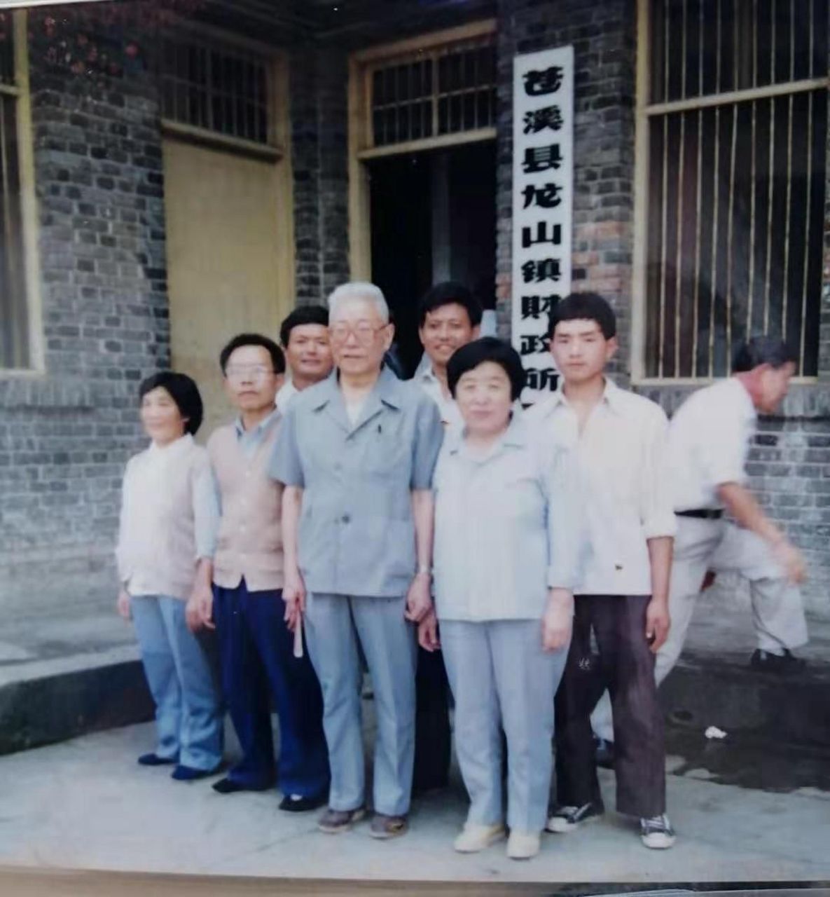 挽先贤苏毅然逝世          一 参加红军,毅然革命,先锋战士赤心跟党