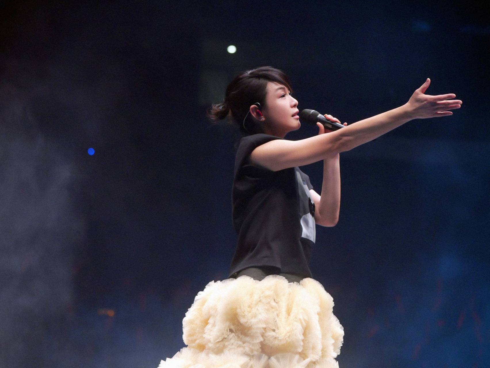 刘若英上海演唱会,造型图,很特别的样子.#刘若英