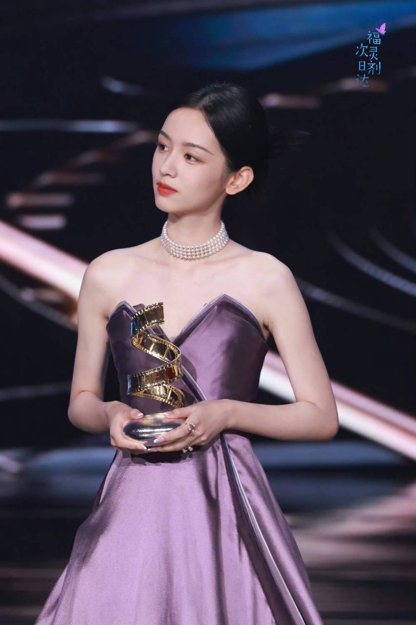 周也这套紫色礼服很好看诶 ~#周也