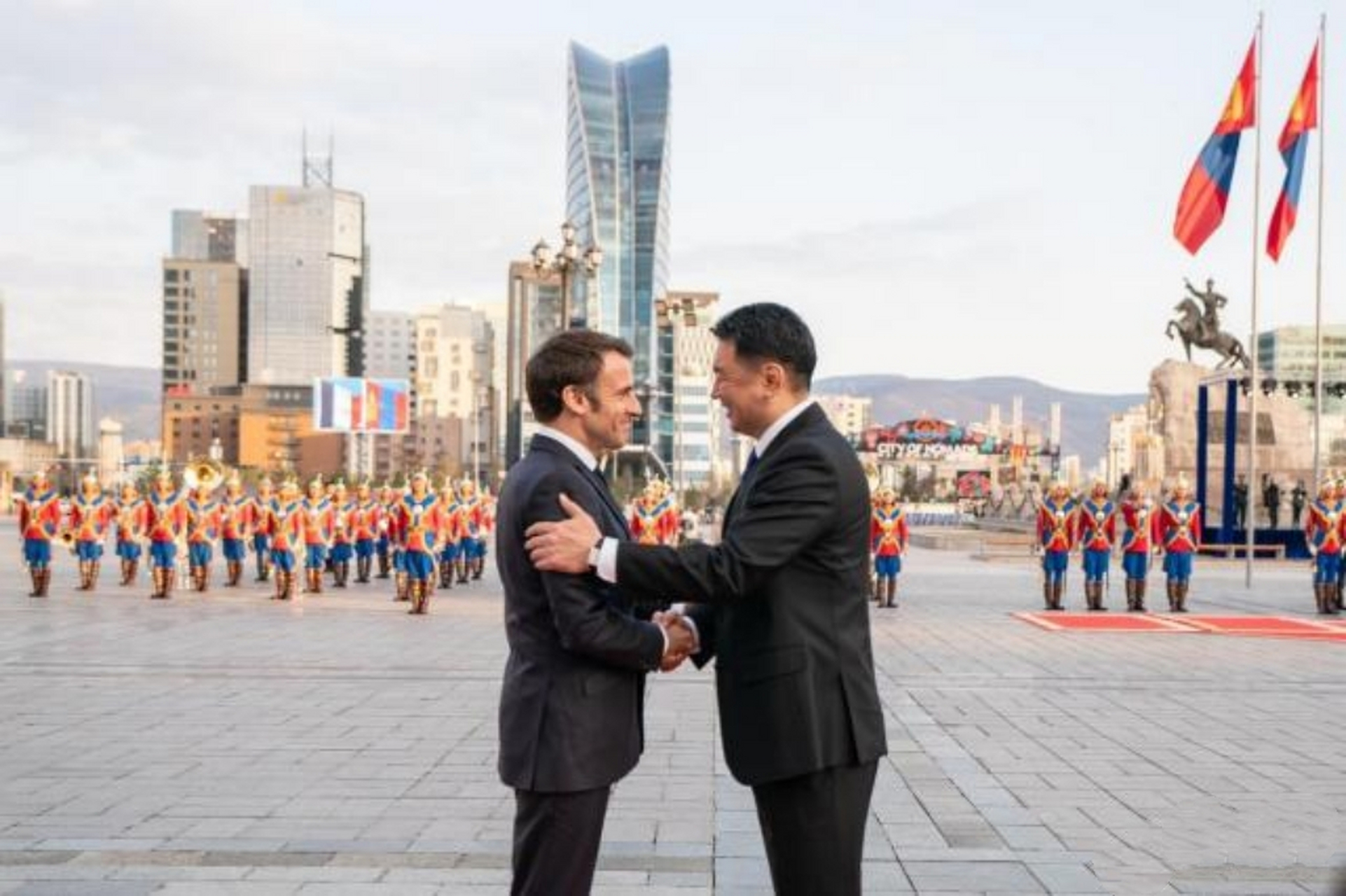 蒙古国总统呼日勒苏赫亲自迎接马克龙.