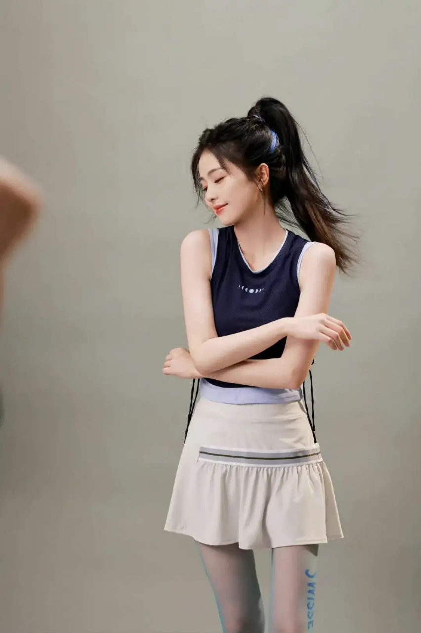 白鹿,蓝色丝袜配板鞋,别有一番风味#时尚