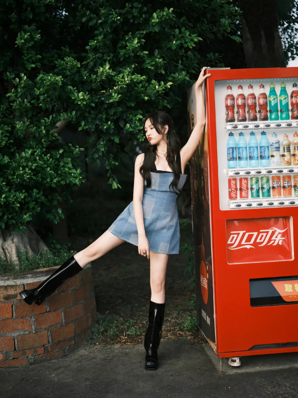 孟佳 短裙搭配长靴,恣意洒脱,轻盈灵动#娱乐八卦站