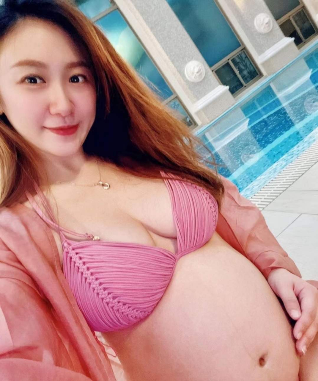 现年33岁的台湾女星蔡允洁在今年7月公布了怀孕的喜讯,之后蔡允洁也不