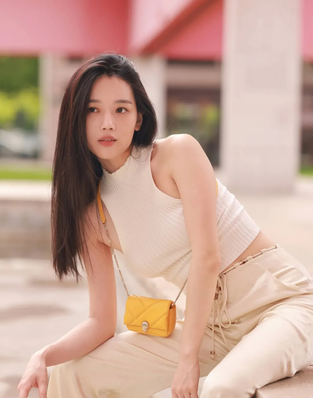 周紫馨晒自己日常照片,看得出,小姐姐的身材很有特点,肩膀很宽显得