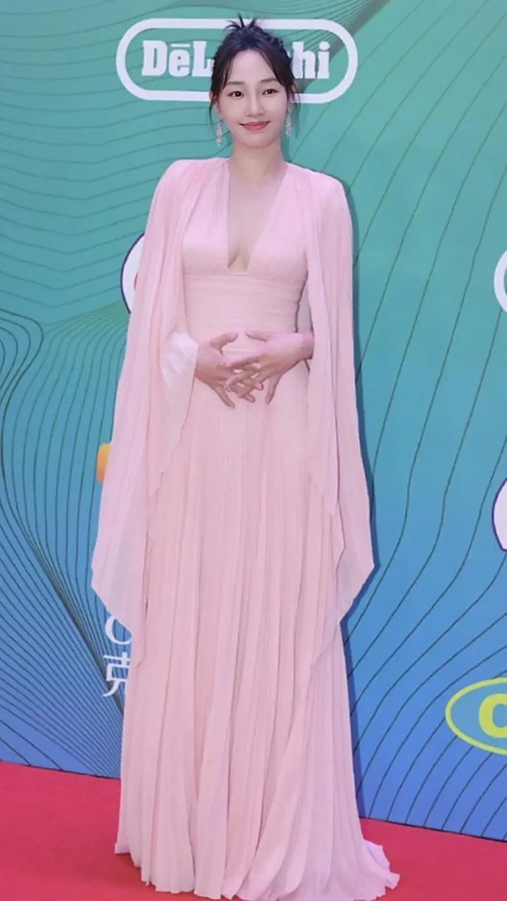 白百何一袭粉色礼服亮相,配合着傲人的身材和精致的妆容,优雅又不失