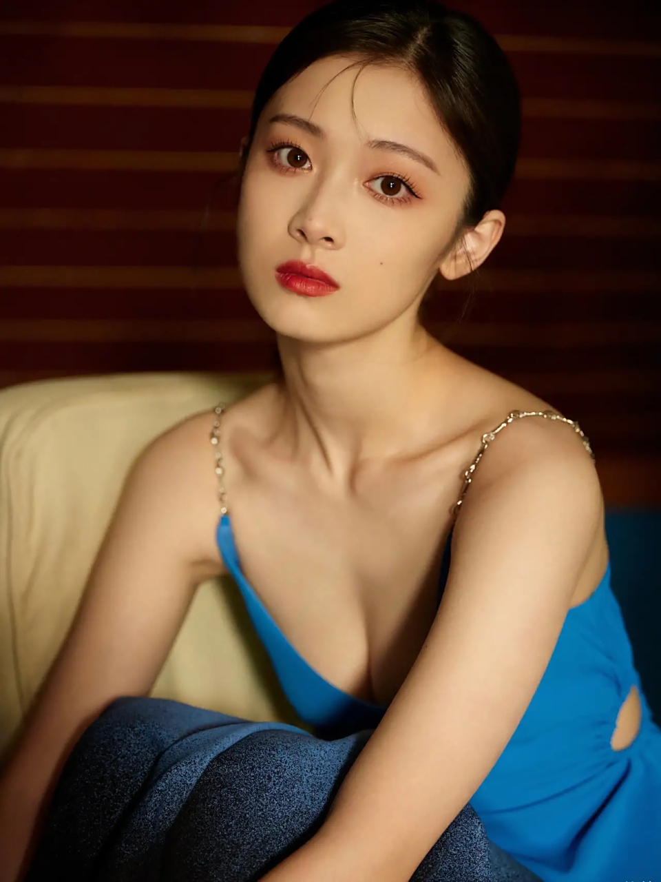 邵芸蓝色丝绸长裙写真照片,人长得漂亮有气质,演技也比较不错,踏踏实