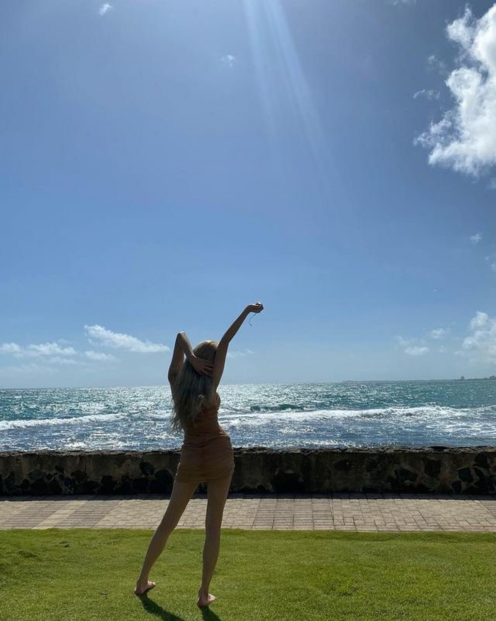 23岁韩国女星,momoland珠伊,可乐瓶身材的逆转美,秀