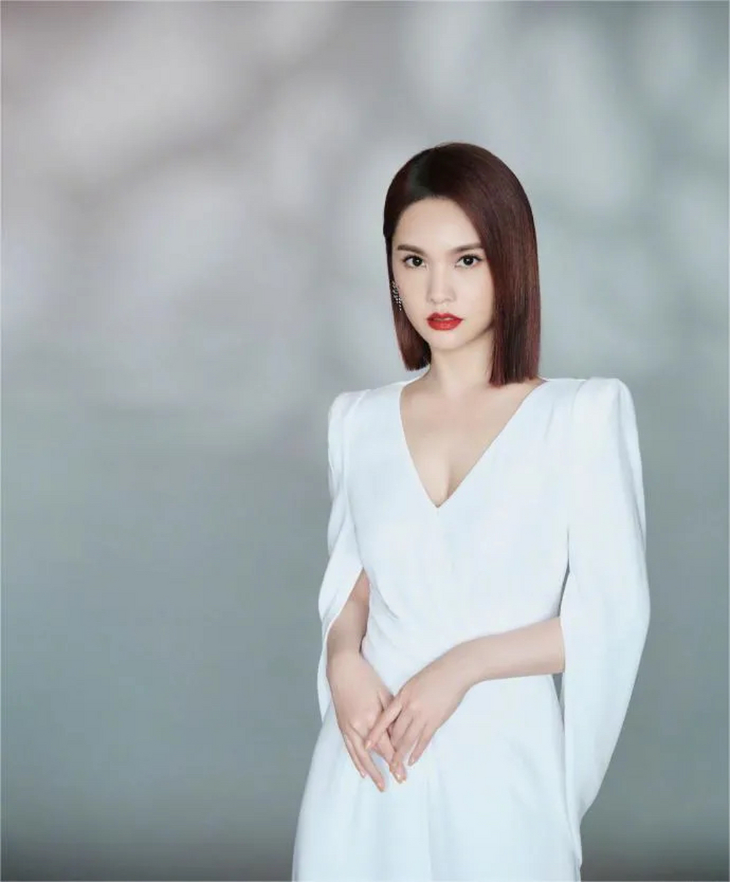 杨丞琳的白色直筒裤套装也太帅气了,不仅有商务风的效果,还特别的霸气