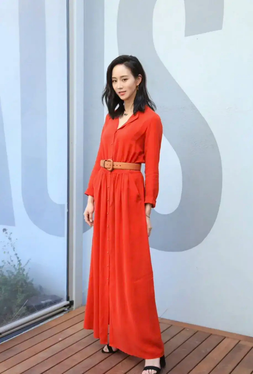张钧甯身穿红色长裙搭配黑色高跟凉鞋,优雅时尚,置身在浪漫庄园内